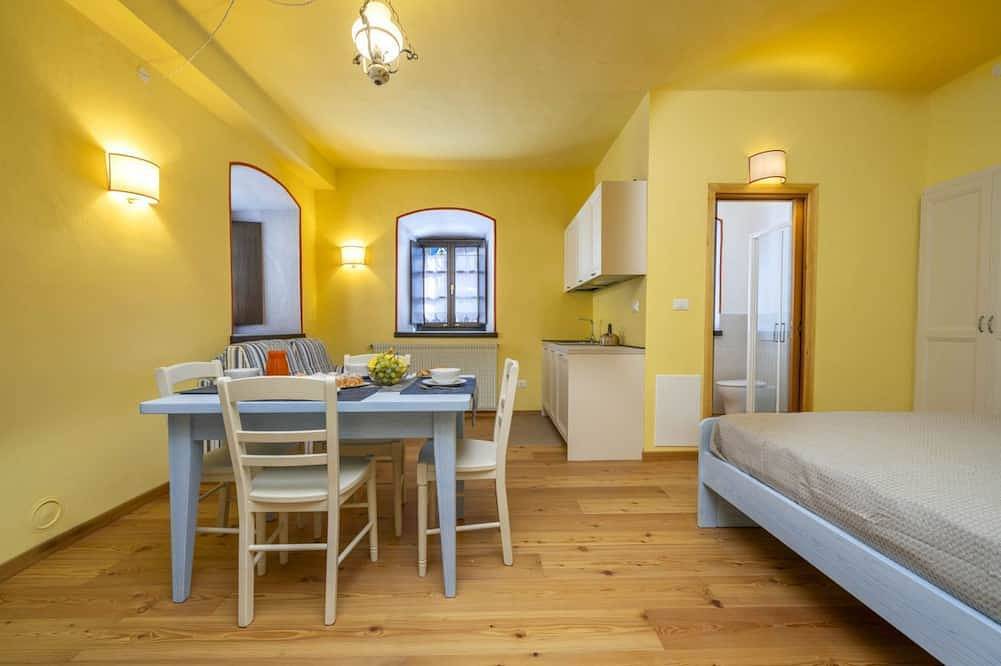 Entire apartment, A charming and welcoming studio apartment of approximately 25 square meters, perfect for three people, located on the ground floor of a historic building built in 1864 and renovated in 2025 while maintaining its historic atmosphere (No elevator).The prop in Tarvisio, Karnischer Hauptkamm