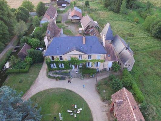 Villa pour 50 personnes, avec Terrasse et Jardin ainsi que Piscine et Vue sur le lac dans la Sarthe