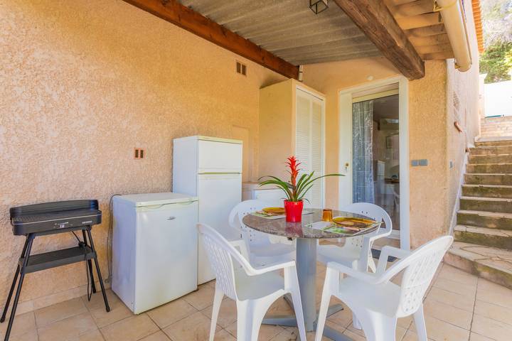 Entire studio, Studio Apartment 'Les Cyclamens - Les Ecureuils' with Shared Pool, Wi-Fi and Air Conditioning in Saint-Raphaël, Mediterranean Coast (France)