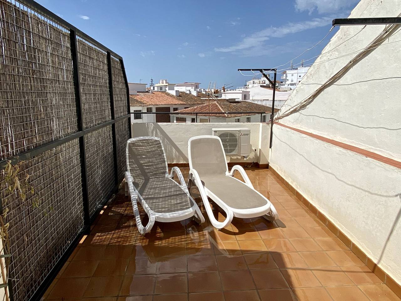 Entire apartment, Cosy Apartment in Nerja for 2 with Rooftop Terrace, Near Beach & High-Speed Internet in Nerja Centre, Nerja