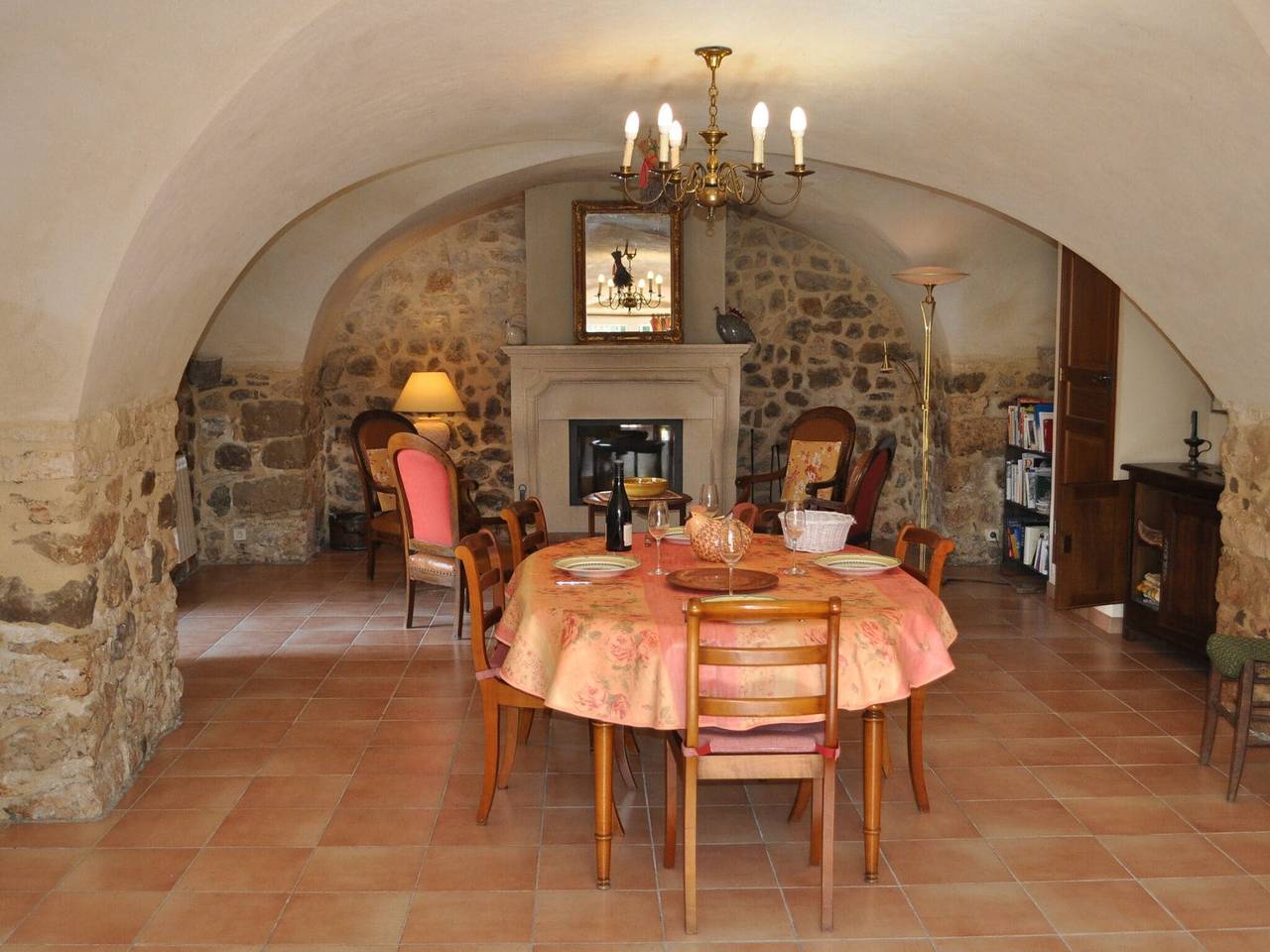 Charmante Maison en Pierre avec Terrasse in Lussan, Région de Nîmes