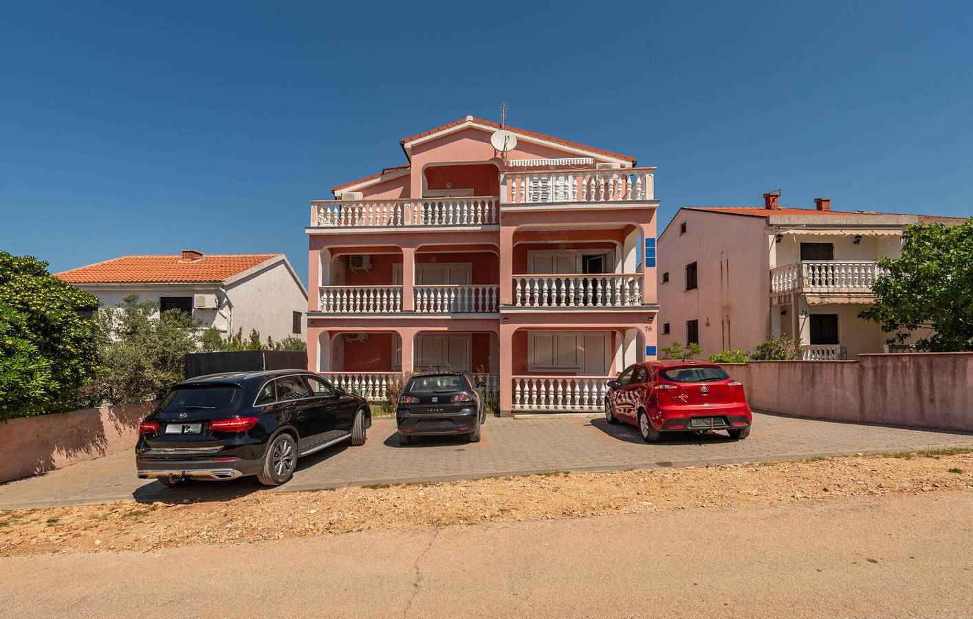Ganze Ferienwohnung, Modernes Apartment mit Terrasse, WLAN und Zugang zum Strand – 500 m vom Strand Plaža Perilo entfernt in Povljana, Pag