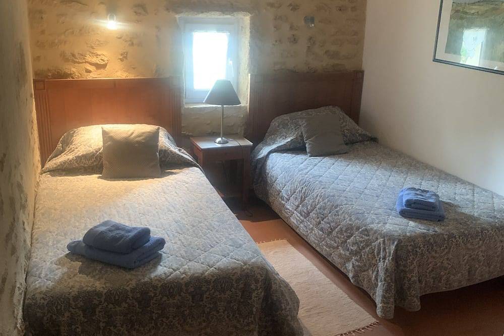Located in the village centre of Vers Pont du Gard. Next 2 famous Roman aqueduct in Vers-Pont-du-Gard, Region de Nimes