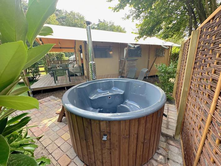 Luxe tent voor 6 personen, met Whirlpool in Hulshorst