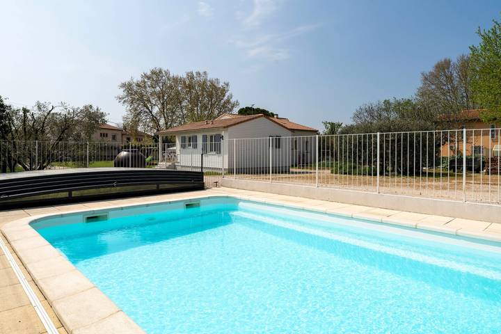 Casa Vacanze 'Chalet En Provence' con Piscina in Comune, Wi-Fi e Aria Condizionata in Sorgues, Vaucluse