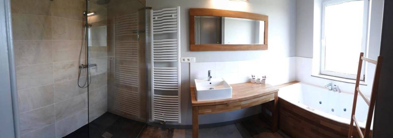 Location de vacances pour 9 personnes, avec jacuzzi et jardin dans Éprave