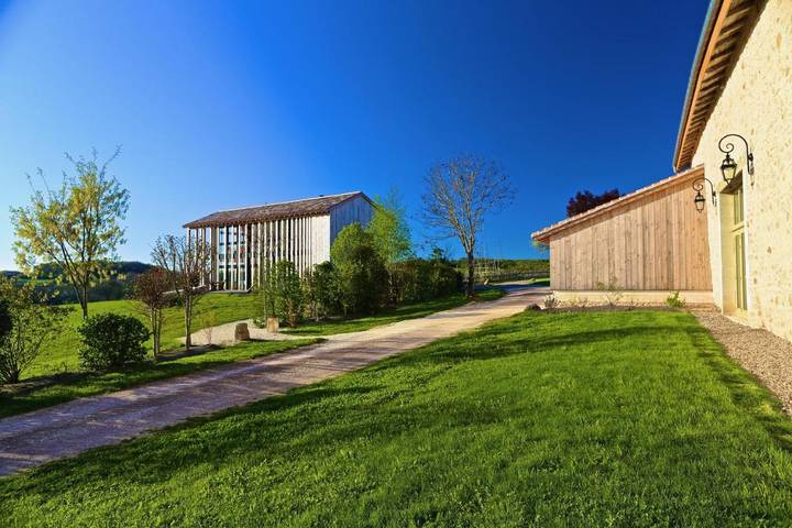 Location de vacances pour 19 personnes, avec Balcon et Jacuzzi ainsi que Terrasse et Piscine à Saint-Martial-de-Valette