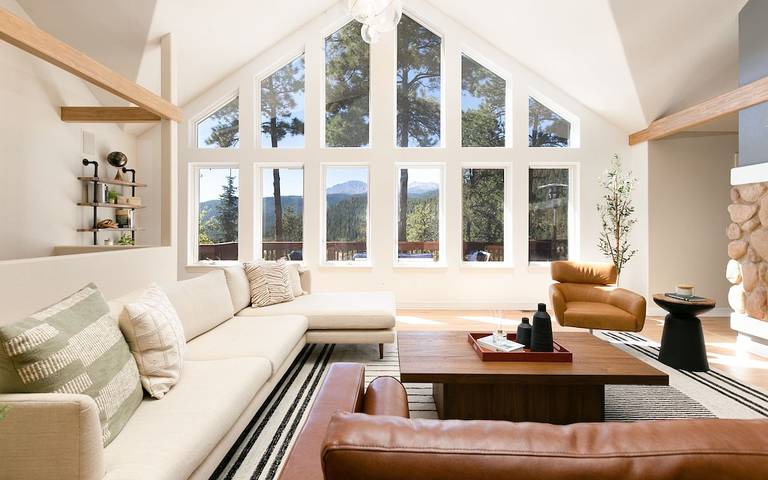 Vacation rental for 12 people, with yard and hot tub in Woodland Park