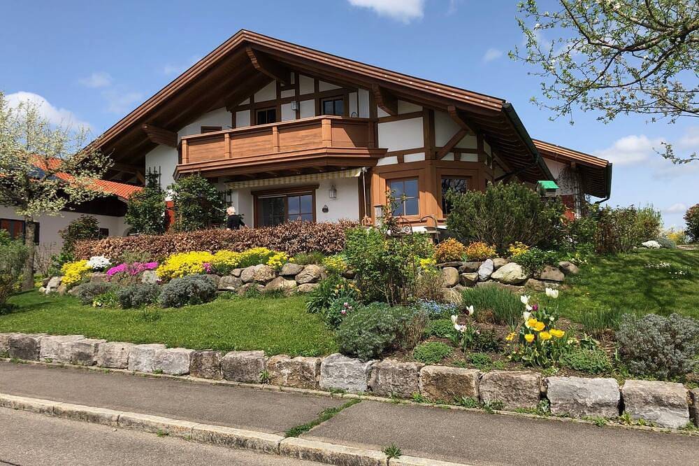 Ganze Wohnung, Schöne Fewo mit Terrasse und Alpenblickab 3 Pers. 2 Schlafzi + 2 Bäder/Wc in Eglofs, Argenbühl