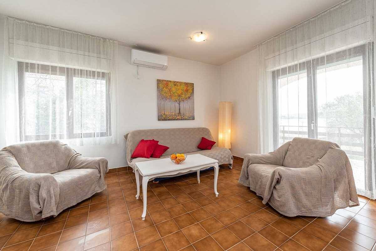 Geheel appartement, Beachfront Apartment Lostura with sea view in Općina Sveti Filip i Jakov, Zadar