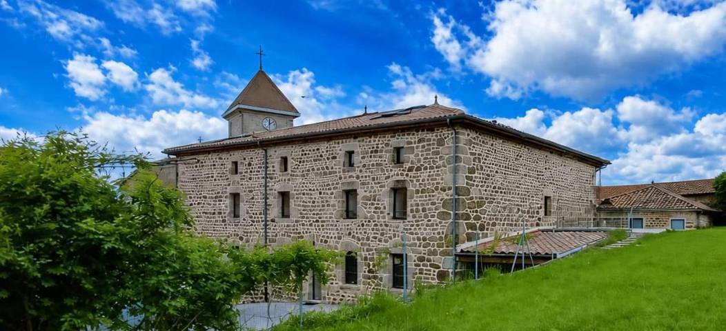 Location de vacances pour 2 personnes, avec Balcon et Terrasse ainsi que Jacuzzi et Jardin à Nozières