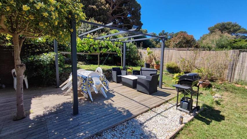 Location de vacances pour 4 personnes, avec jardin et terrasse, animaux acceptés dans Plage de l'Almanarre - 2