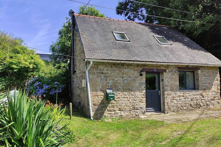 Gîte pour 3 personnes, avec jardin et terrasse à Langoëlan