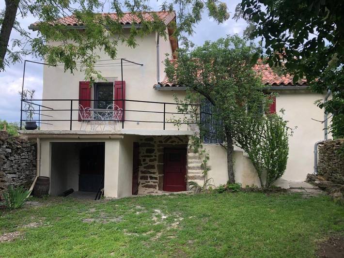 Location de vacances pour 4 personnes, avec terrasse et jardin à Saint-Beauzély