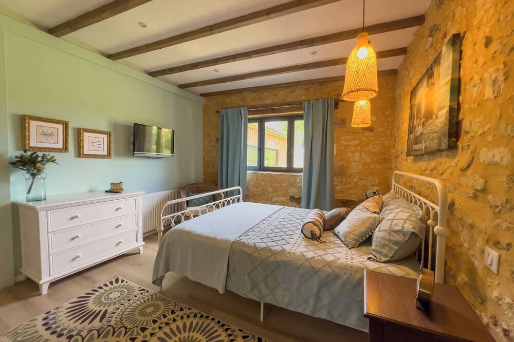 Beautiful guesthouse on the banks of the Dordogne River in a tranquil setting in Siorac-en-Périgord, Périgord Noir