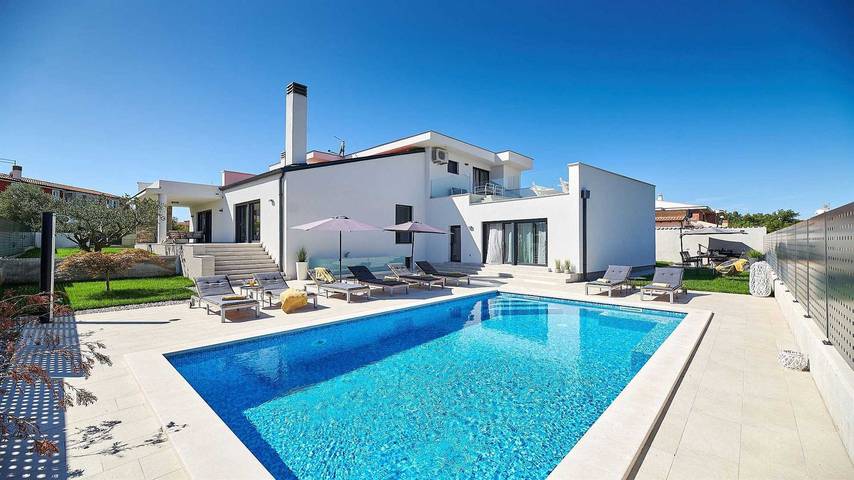 Villa für 10 Personen, mit Balkon in Kaštel (Plovanija)