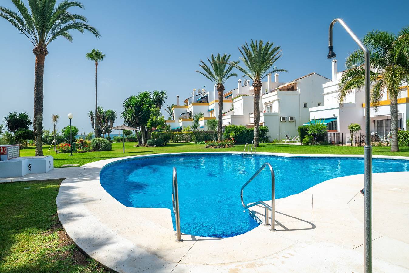 Ruime villa aan het strand met uitzicht op zee, tuin & Wi-Fi in Playa de Guadalobon, Estepona