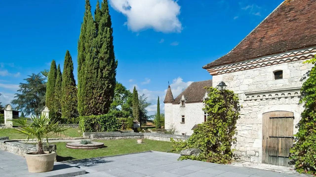 Château pour 24 personnes avec terrasse in Saint-Caprais-de-Lerm, Quercy