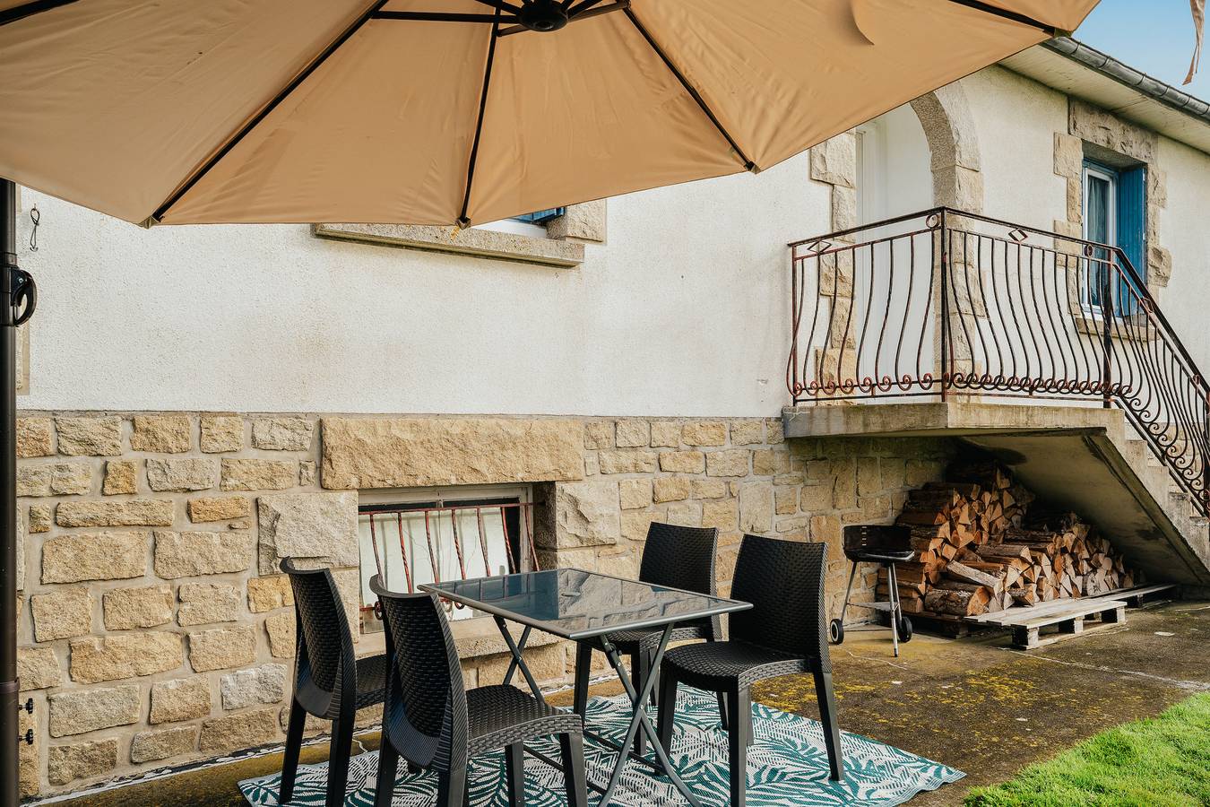 Holiday Home 'Charmante Maison' with Private Terrace, Private Garden and Wi-Fi in Plumaudan, Dinan region