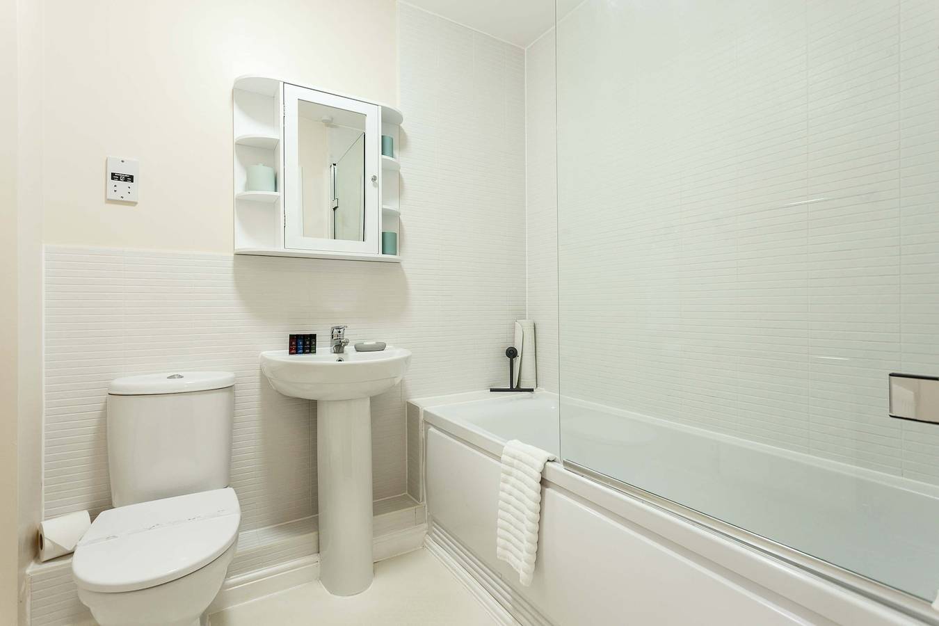 Entire apartment, Coxswain's Cabin - Moments from Hamworthy Beach in Poole, Poole Harbour