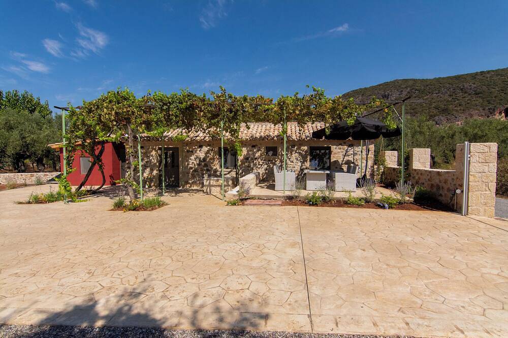 Olive Grove by The Sea is just a stone's throw from Ritsa Beach Kardamyli in Kampos, Messenien