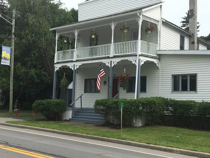 Vacation rental for 6 people, with yard in Seneca Lake