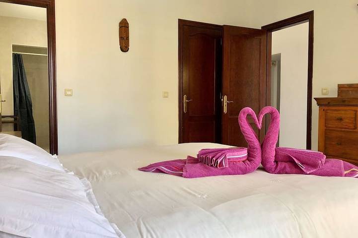 Large 4 Bedroom, 3 Bathroom Villa with Large Pool, Wifi, English TV. BBQ in Playa Blanca, Yaiza