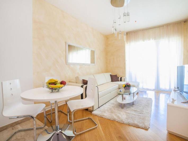 Appartamento per 4 persone, con balcone e piscina nonché sauna e idromassaggio, adatto a famiglie con bambini a Budva