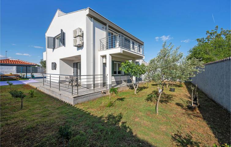 Ferienhaus für 9 Personen, mit Terrasse und Pool sowie Garten, mit Haustier in Grad Šibenik