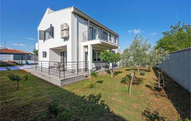 Ferienhaus für 9 Personen, mit Terrasse und Garten sowie Pool, mit Haustier in Grad Šibenik