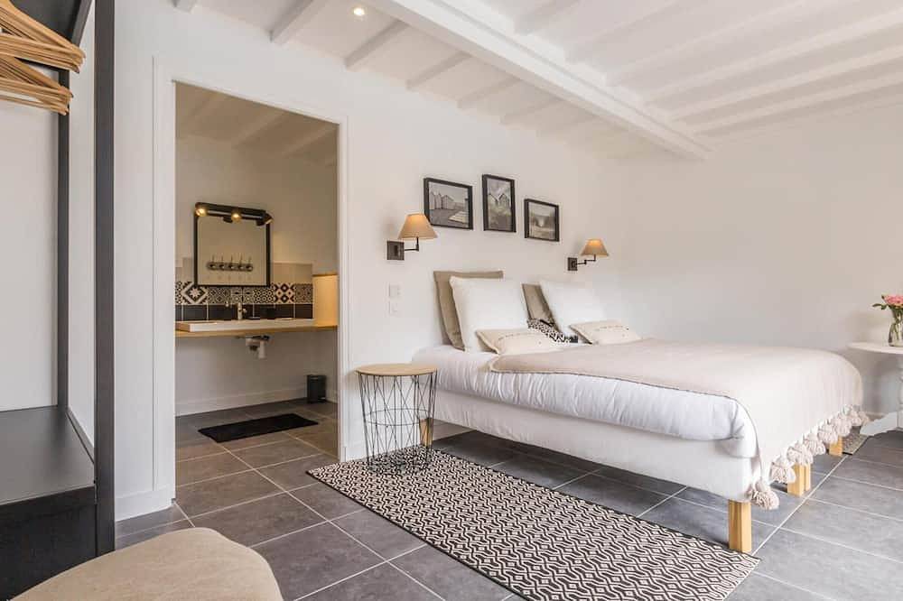 Family home with heated pool, sauna, and Wi-Fi near the sea in Bricqueville-sur-Mer, Coutances