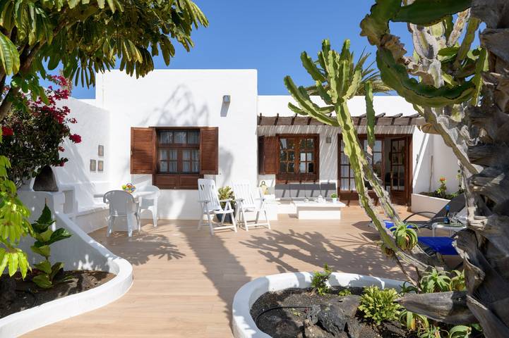 Entire apartment, Holiday Apartment Puerto Chico C by Beach with Shared Pool & Wi-Fi in Playa Blanca, Yaiza