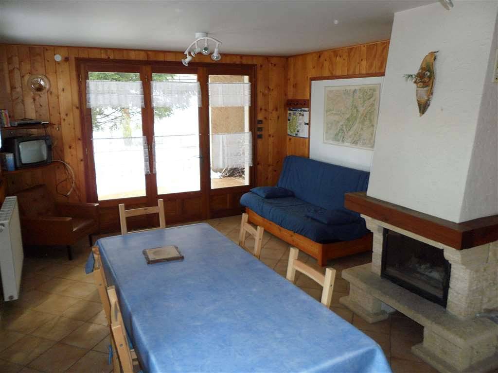 Gîte douillet avec parking, cheminée et WiFi près du centre-ville et de la rivière in Saint-Pierre-d'Entremont, Isère