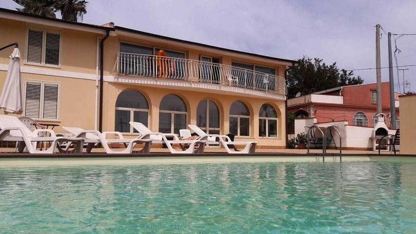 Ferienwohnung für 4 Personen, mit Terrasse und Garten sowie Pool und Ausblick