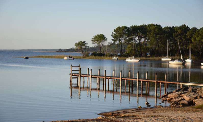 Chalet 'De Droite' con terraza y jardín privados in Hourtin, Parque natural regional del Médoc