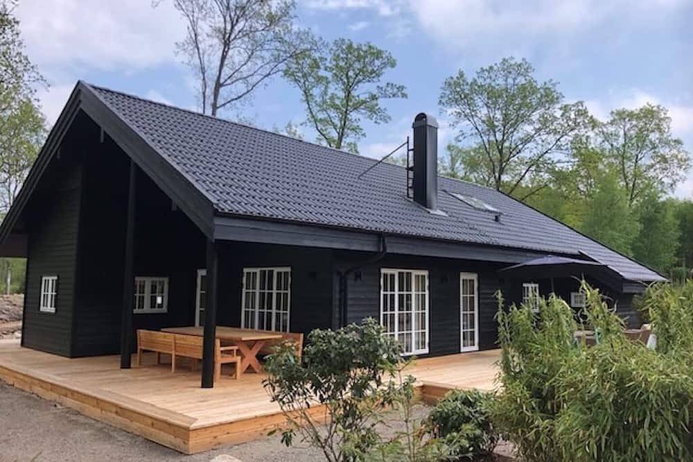 Stilvolles Seehaus, hot tub im Freien, Seeblick, Naturnähe. Haustierfreundlich. in Vallåsen, Halland