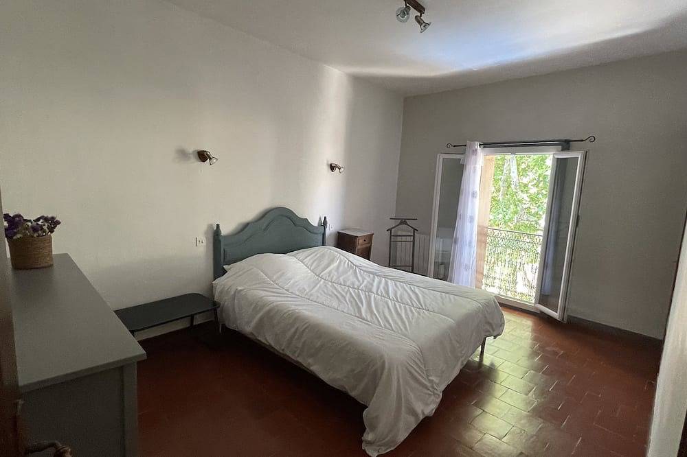 House in the heart of the village in Montagnac, Côte d'Améthyste