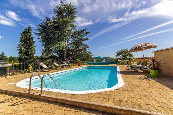 Gîte pour 4 personnes, avec Terrasse ainsi que Jardin et Piscine