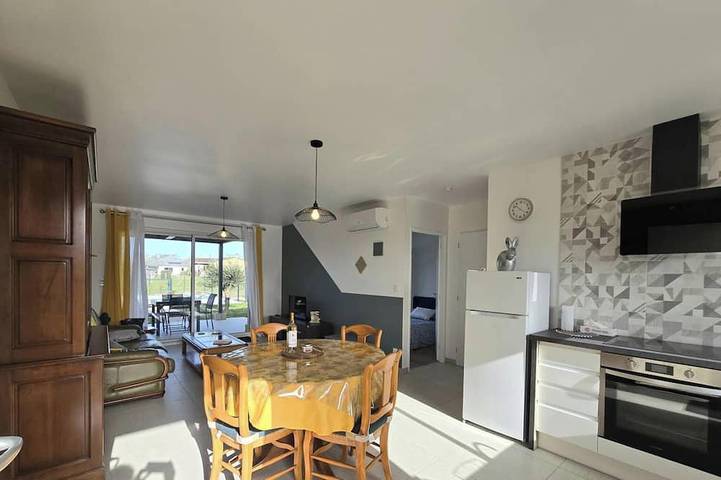 Gîte pour 2 personnes, avec Terrasse ainsi que Jardin et Piscine à Saint-Laurent-des-Hommes