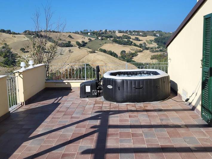 Casa vacanza per 6 persone, con Balcone e Idromassaggio nonché Terrazza e Piscina a Loro Piceno