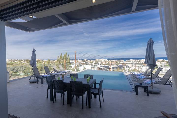 Chalet para 9 personas, con piscina además de balcón y jardín - 1