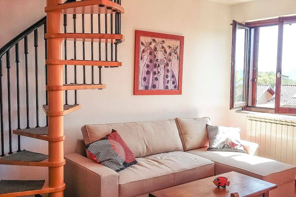 Entire apartment, 3-room apartment with dream lake view in a residence with pool and sunbathing lawn in Agra, Lago Maggiore (Lombardy)