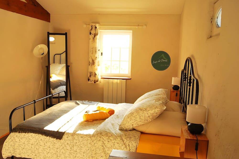 Hergé Guest Room with Shared Pool, Terrace and Wi-Fi in Chenac-Saint-Seurin-d'Uzet, Saintes region
