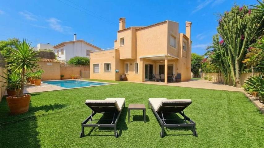 Ferienhaus für 9 Personen, mit Balkon und Terrasse sowie Garten und Pool