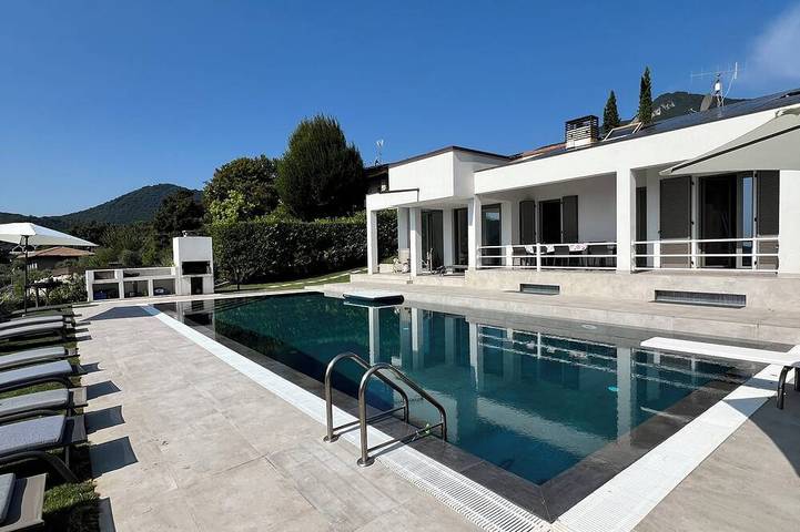 Villa Vista Lago Con Piscina Sulla Collina Di Salo’ Cir in Roè Volciano, Prealpi Gardesane