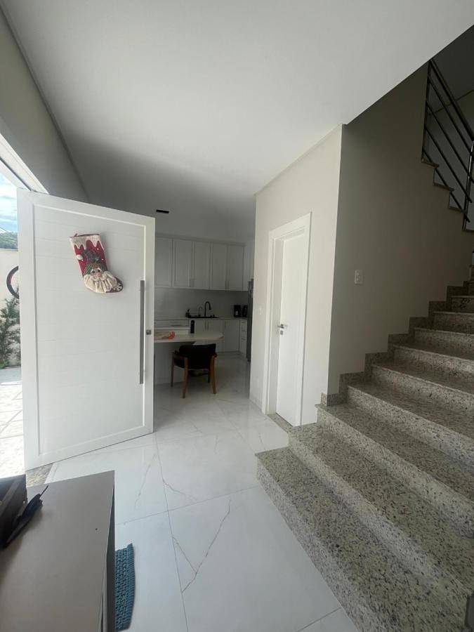 Casas e apartamentos de temporada para 8 pessoas, com balcão e piscina e ainda vista em Camboriú