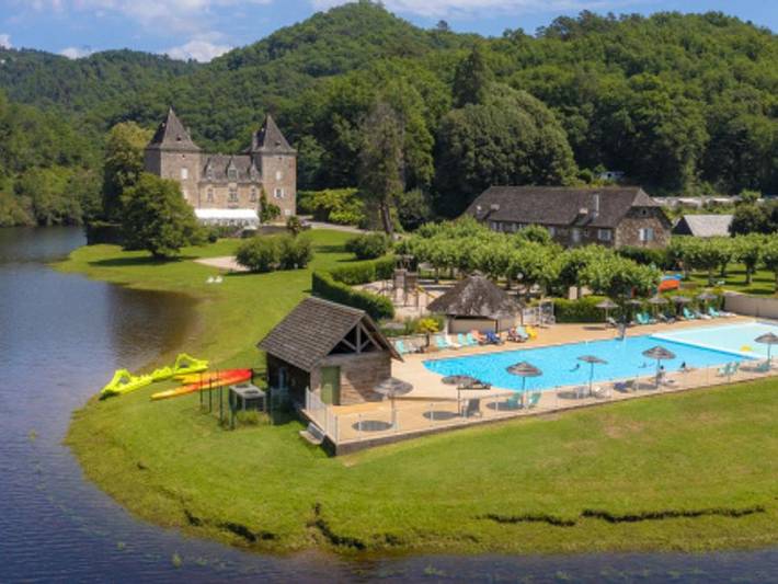 Location de vacances pour 4 personnes, avec Terrasse ainsi que Bassin pour enfant et Vue sur le lac en Corrèze