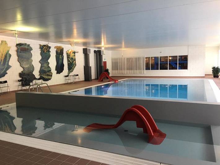 Resort for 4 personer, Terrasse og Hage i tillegg til Barnebasseng og Badebasseng i Sogndal 
