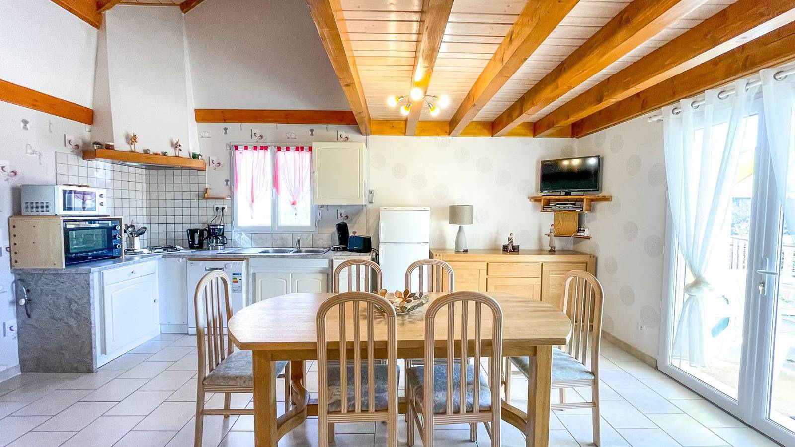 Gîte confortable de 85 m2 avec vue sur le jardin et la rivière in Saint-Maurice-Crillat, Jura Francais