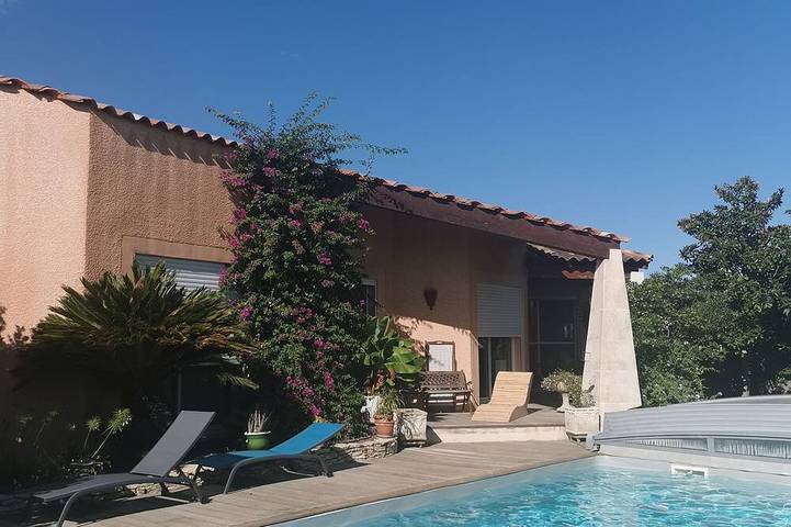 Location de vacances pour 8 personnes, avec jardin à Mas-Blanc-des-Alpilles